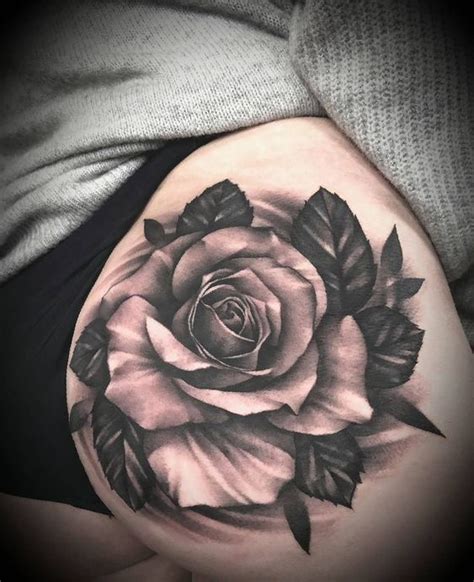 tattoo de rosas na bunda|Rosa no bumbum tatuagem